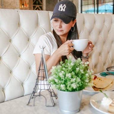 chloe nile, casual outfit, yankees hat, sweet paris