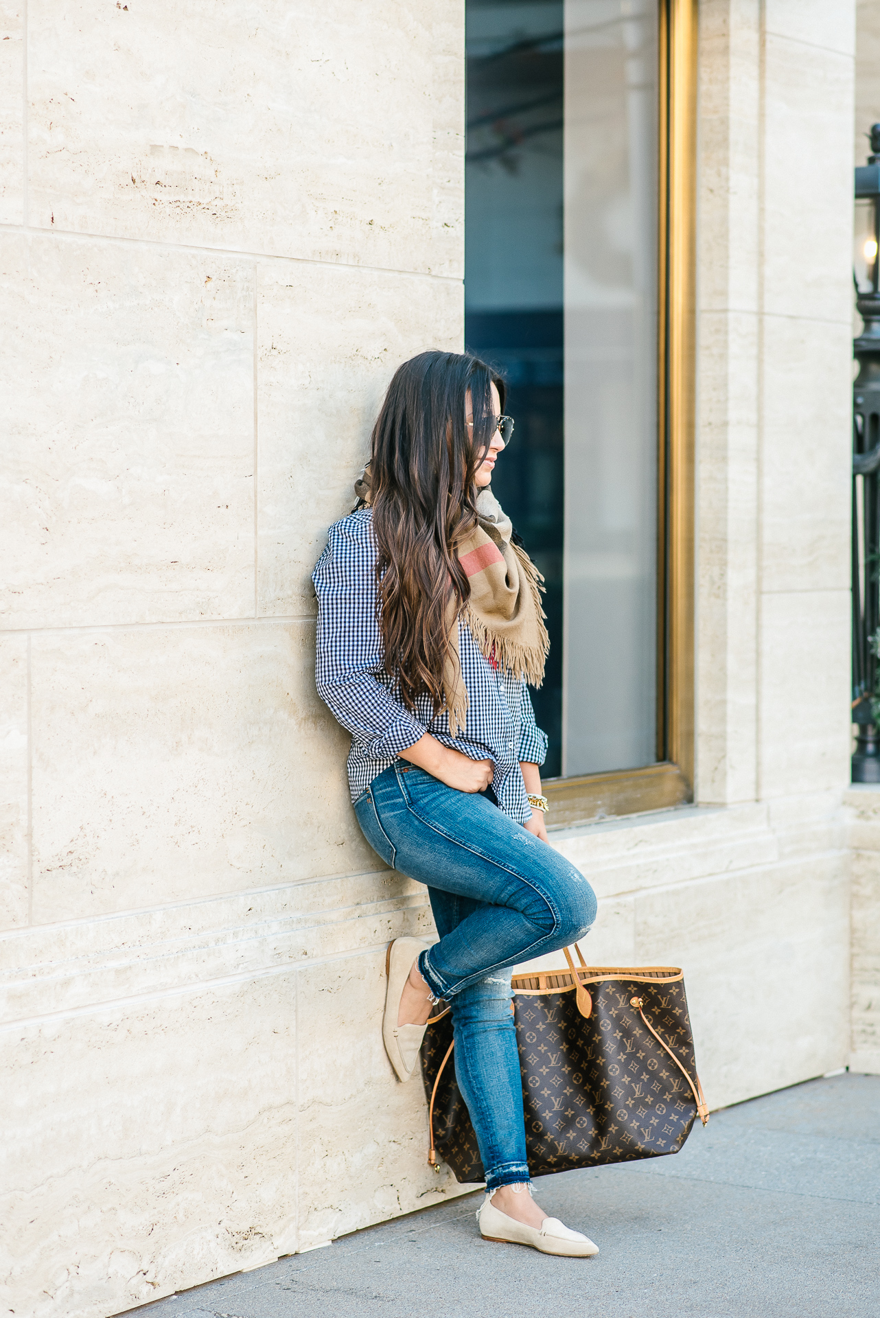 casual louis vuitton neverfull outfit