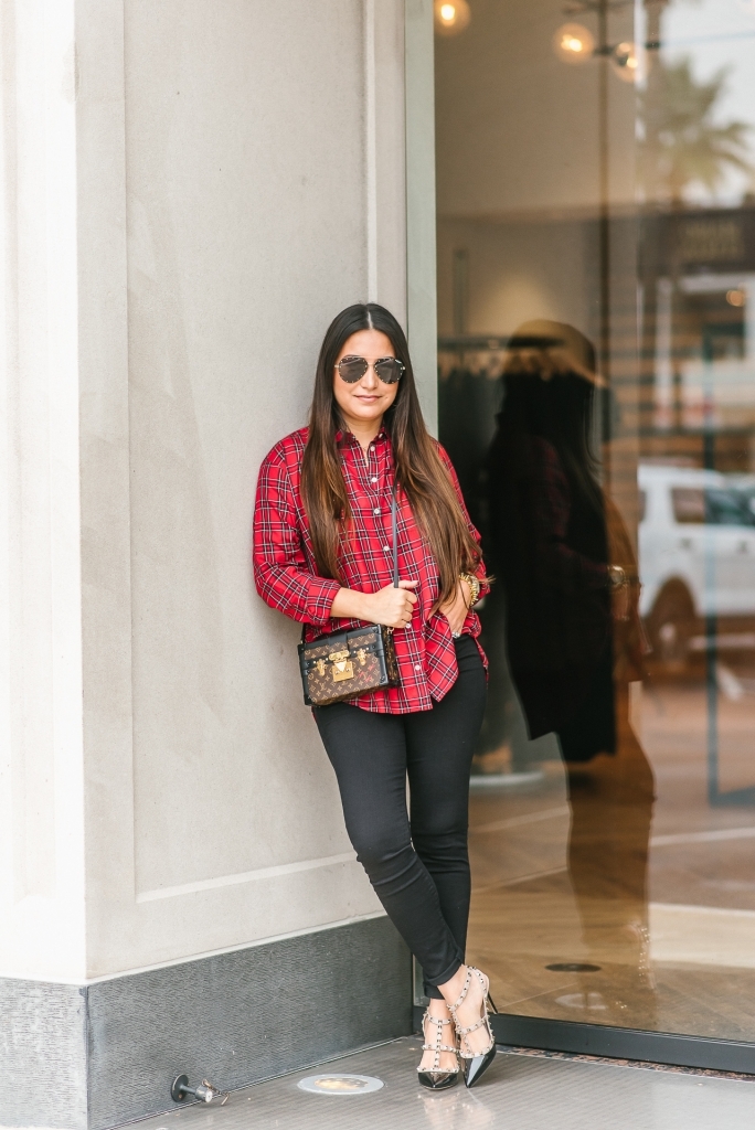 Good American Jeans, Louis Vuitton Petite Malle, Valentino rockstuds, Quay Jacyln Hill sunglasses