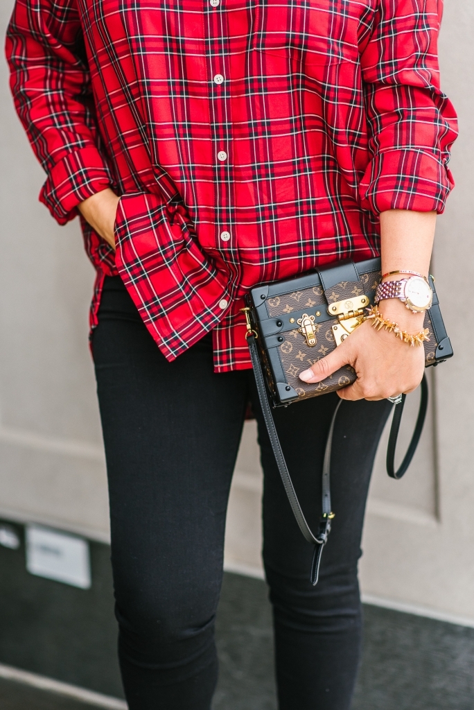 Good American Jeans, Louis Vuitton Petite Malle, Valentino rockstuds, Quay Jacyln Hill sunglasses