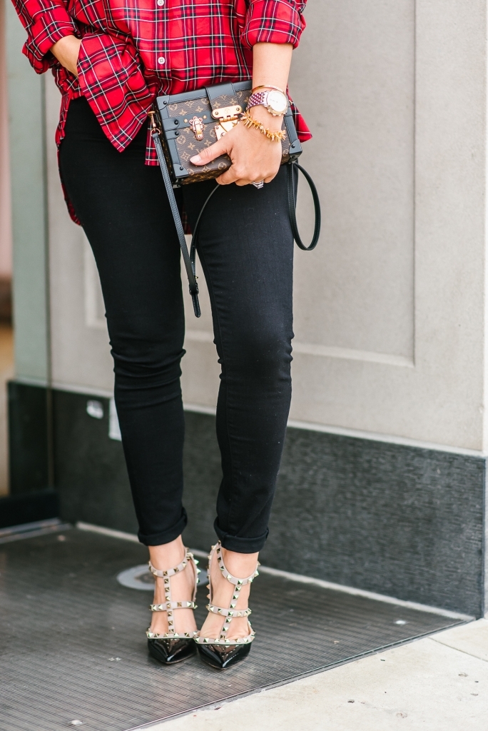 Good American Jeans, Louis Vuitton Petite Malle, Valentino rockstuds, Quay Jacyln Hill sunglasses