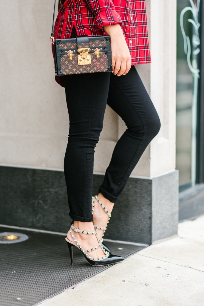 Good American Jeans, Louis Vuitton Petite Malle, Valentino rockstuds, Quay Jacyln Hill sunglasses