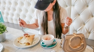 chloe nile, casual outfit, yankees hat, sweet paris