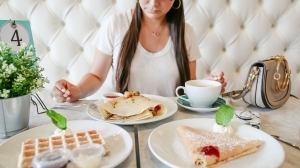 chloe nile, casual outfit, yankees hat, sweet paris