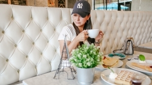 chloe nile, casual outfit, yankees hat, sweet paris