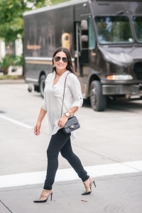 good American jeans, Valentino rock studs, ray ban sunglasses, Kendra Scott earrings, BP tunic, fall outfit