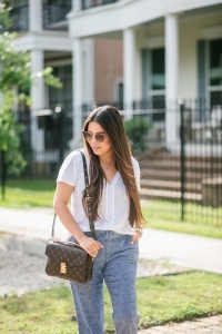 old navy linen pants, pochette metis, basic qhite tee, gucci sunglasses, colorful box sandals