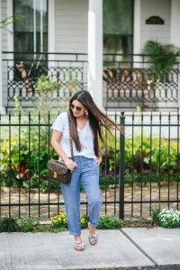 old navy linen pants, pochette metis, basic qhite tee, gucci sunglasses, colorful box sandals