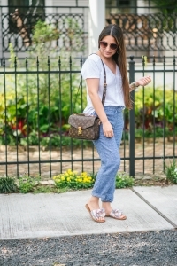 old navy linen pants, pochette metis, basic qhite tee, gucci sunglasses, colorful box sandals