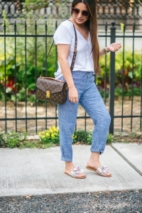 old navy linen pants, pochette metis, basic qhite tee, gucci sunglasses, colorful box sandals