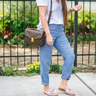 old navy linen pants, pochette metis, basic qhite tee, gucci sunglasses, colorful box sandals
