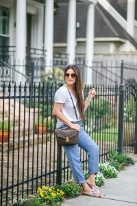 old navy linen pants, pochette metis, basic qhite tee, gucci sunglasses, colorful box sandals