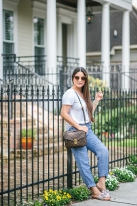 old navy linen pants, pochette metis, basic qhite tee, gucci sunglasses, colorful box sandals