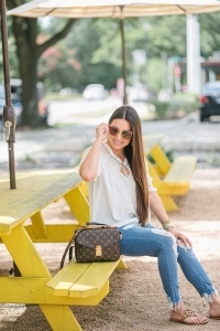 madewell top, express jeans, pochette metis