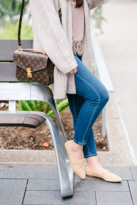 Houston top fashion blogger LuxMommy wears a cozy casual outfit with Louis Vuitton Pochette Metis, Express cardigan, Express jeans, Steve Madden flats and Amazon sunglasses