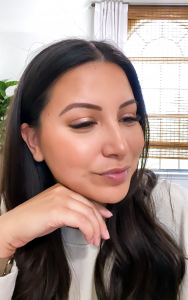 Houston top beauty and lifestyle blogger LuxMommy shares 10 minute makeup using only 5 products