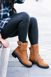 Houston top fashion and lifestyle blogger LuxMommy shares the Must Have Boots for Fall