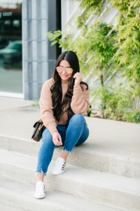 Houston top fashion and lifestyle blogger LuxMommy shares the perfect cute and casual easy fall style with a cozy fall sweater from everlane, abercrombie jeans, louis vuitton sneakers, amazon sunglasses and Louis Vuitton pochette metis