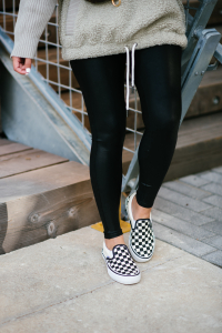 Houston top fashion and lifestyle blogger shares the perfect cozy and casual pullover