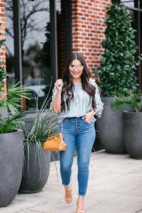 Houston top fashion and lifestyle blogger LuxMommy shares the perfect spring top and other fashion finds from Amazon